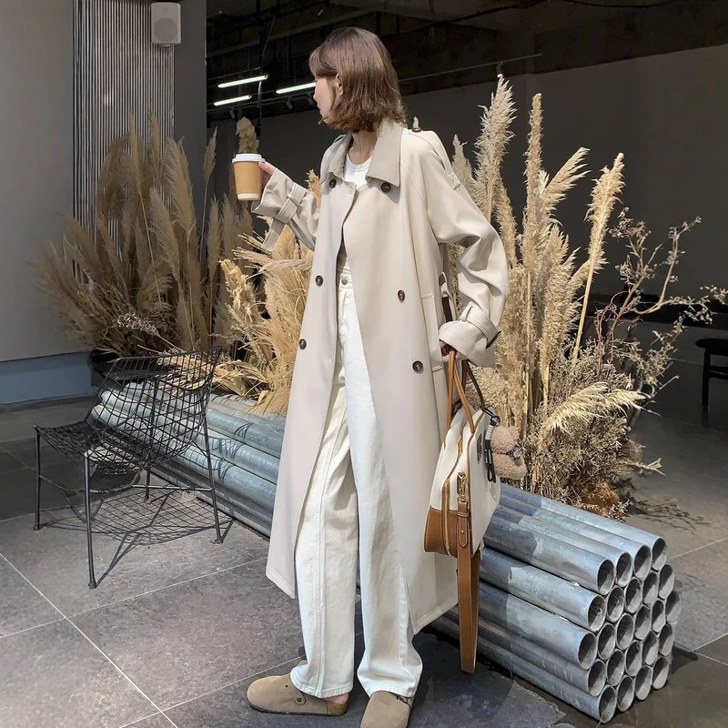 Damen Lang geschnittener minimalistischer Trenchcoat mit weichem Fall, überschnittenen Schultern und verstellbaren Ärmelriemen Nord Taschen