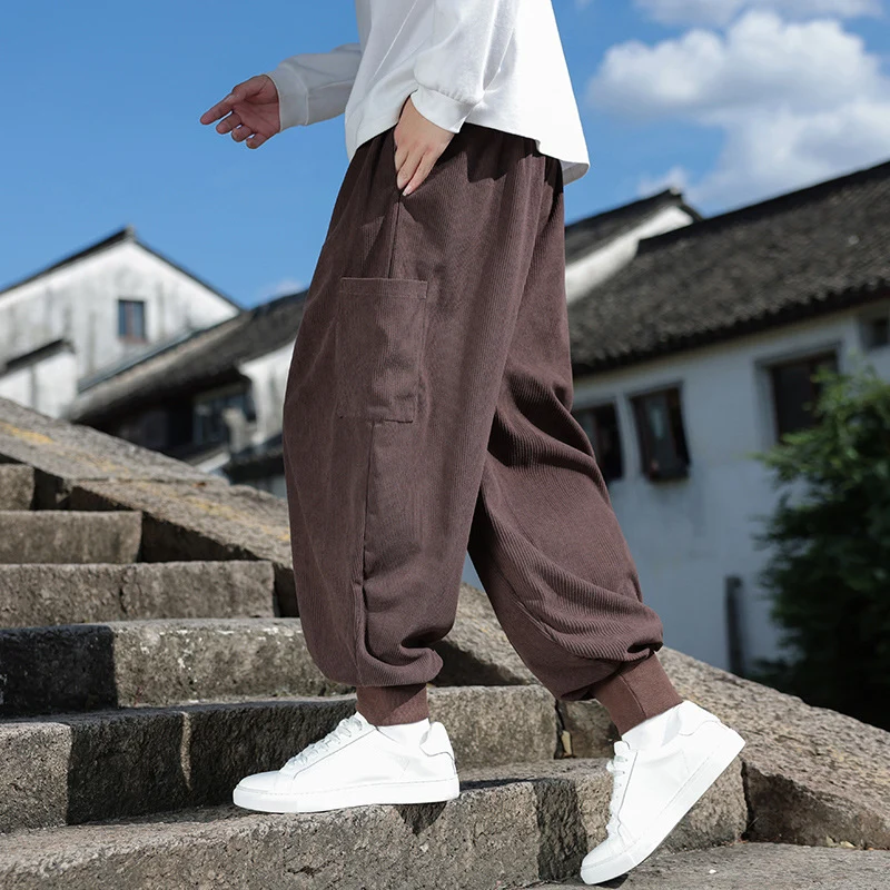 Herren Weitfallende Harem-Jogginghose aus Feincord mit dekorativem Quasten-Kordelzug Nord Taschen