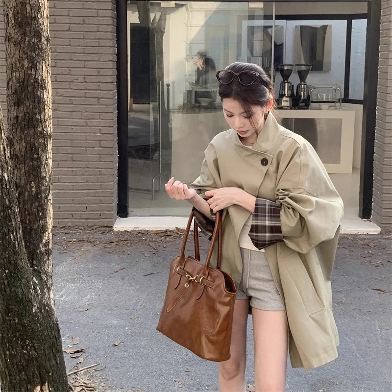 Damen Kurztrench mit Stehkragen verdeckter Druckknopfleiste und kariertem Ärmelbesatz Nord Taschen