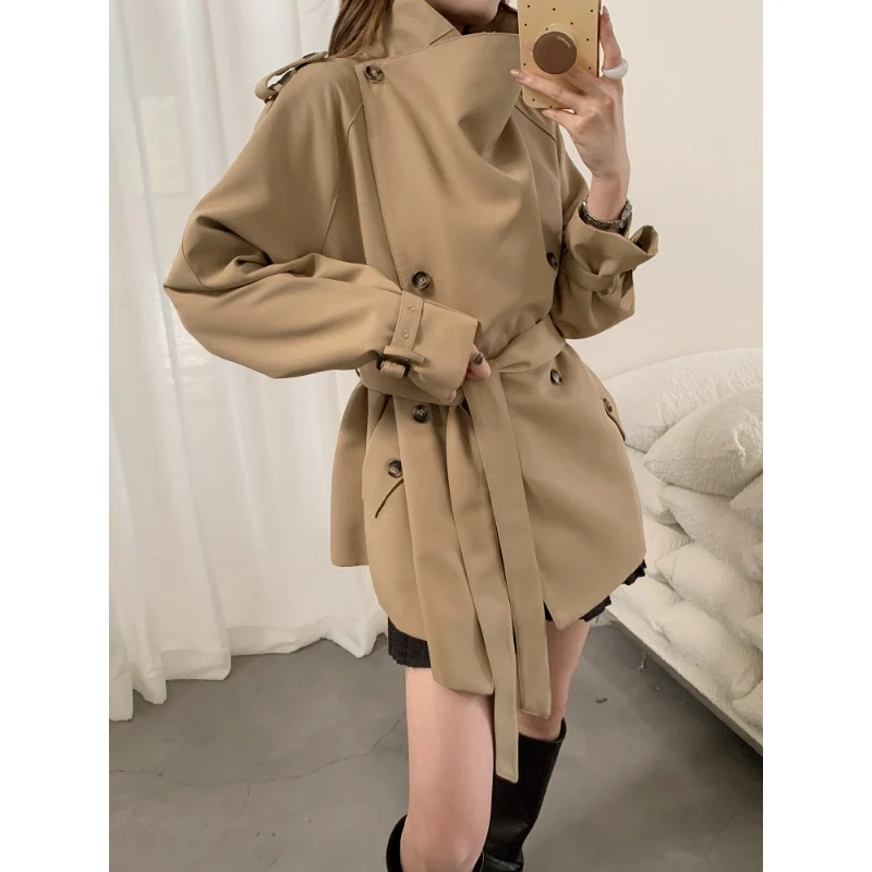 Damen Kurztrench im Boxy-Cut mit hohem Stehkragen und verstellbarem Taillengürtel Nord Taschen