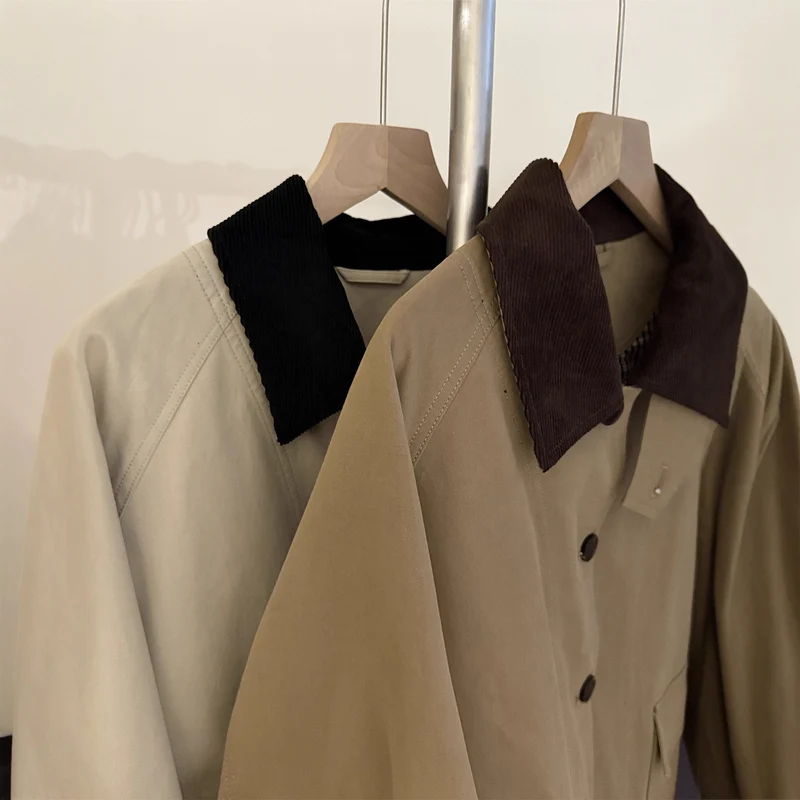 Damen Kurzmantel im Mac-Stil mit kontrastierendem Samtkragen und karierten Ärmelaufschlägen Nord Taschen