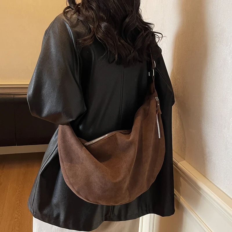 Damen Hobo-Tasche aus weichem Veloursleder mit praktischen Reißverschlusstaschen Nord Taschen