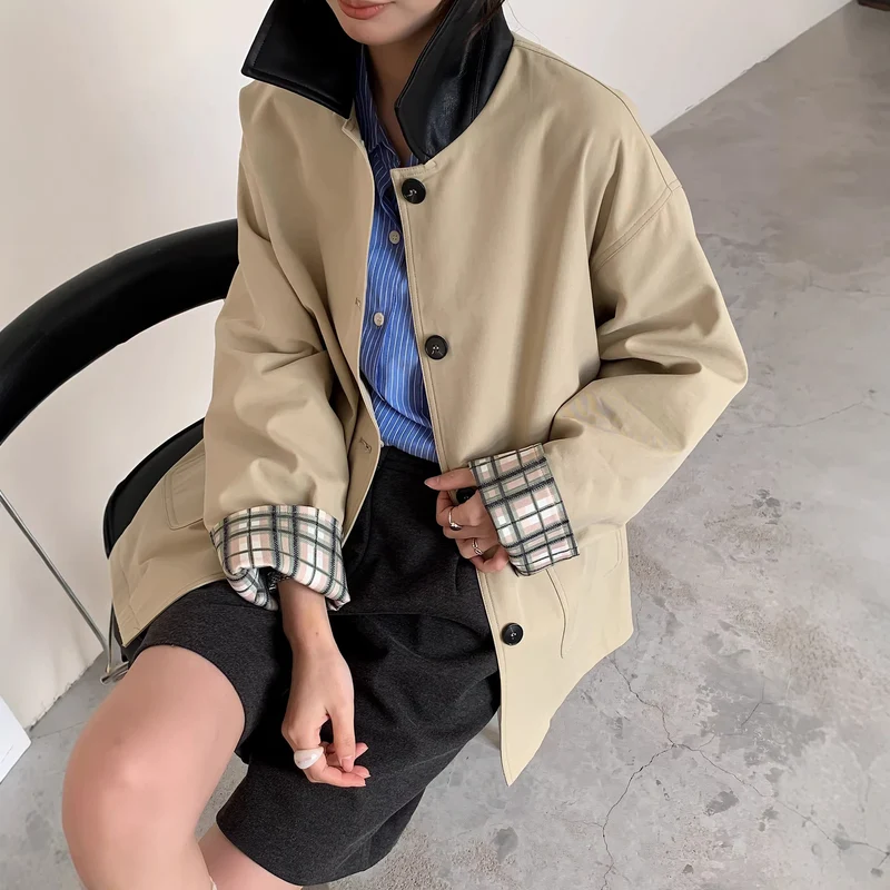 Damen Kurzjacke im Trench‑Stil mit Lederkragen und umschlagbaren Karo‑Manschetten Nord Taschen