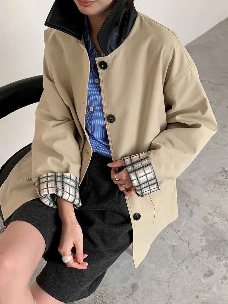 Damen Kurzjacke im Trench‑Stil mit Lederkragen und umschlagbaren Karo‑Manschetten Nord Taschen