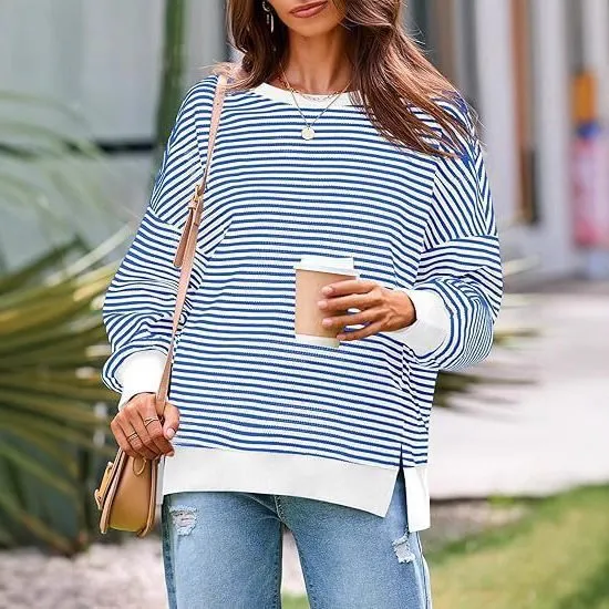 Damen Gestreifter Oversize-Sweater mit Rundhalsausschnitt und Seitenschlitzen Nord Taschen