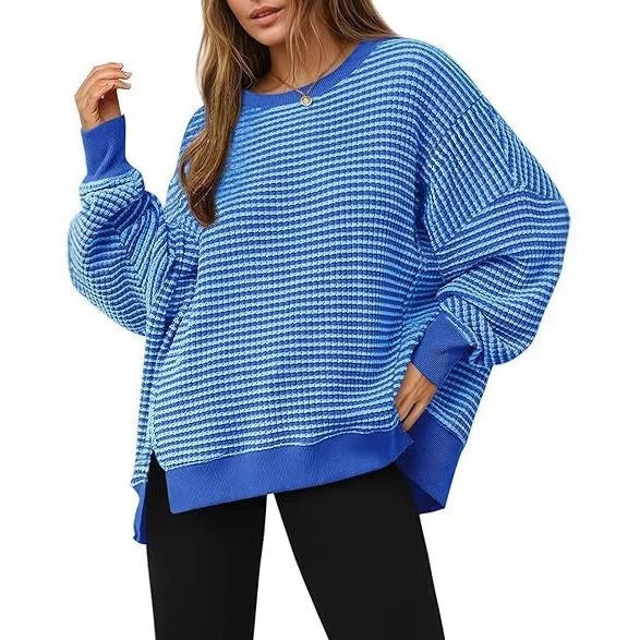 Damen Gestreifter Oversize-Sweater mit Rundhalsausschnitt und Seitenschlitzen Nord Taschen