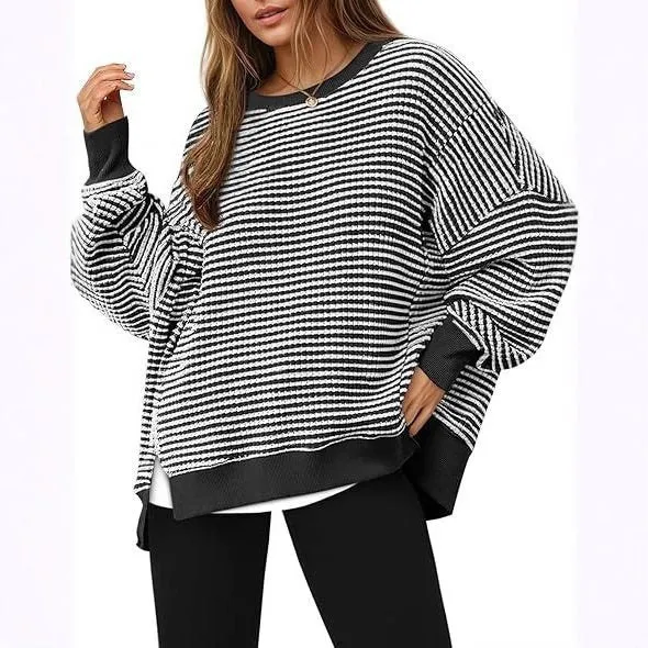 Damen Gestreifter Oversize-Sweater mit Rundhalsausschnitt und Seitenschlitzen Nord Taschen