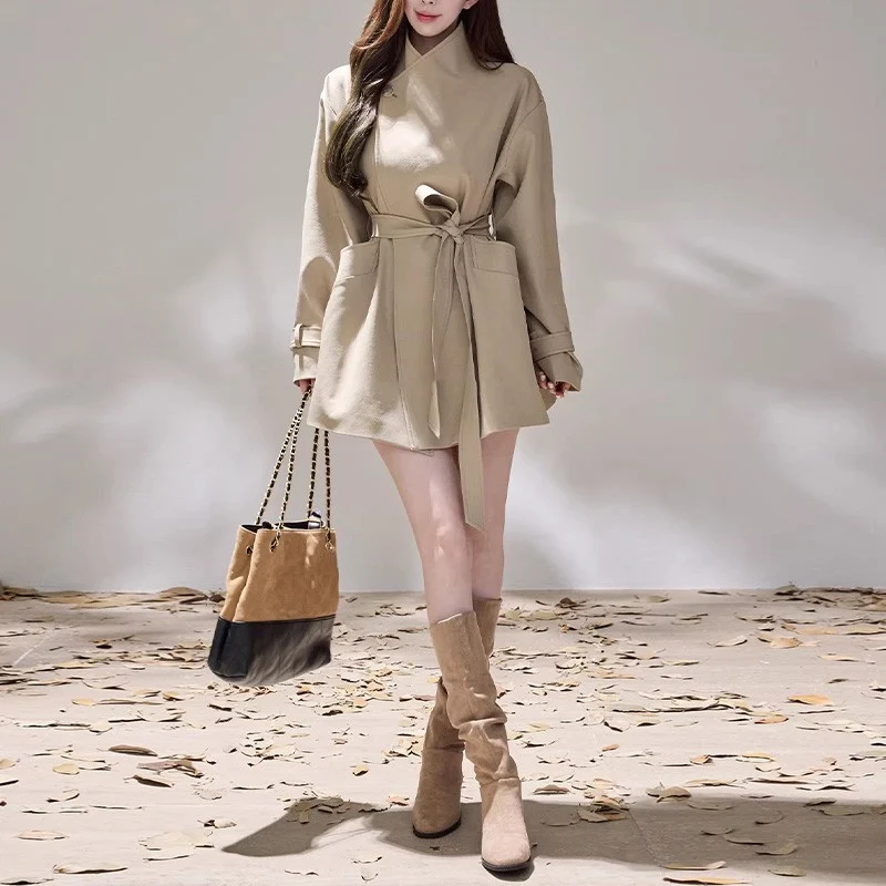 Damen Kurzes Wickelmantel-Kleid mit Taillengürtel und legerer A-Linie Nord Taschen