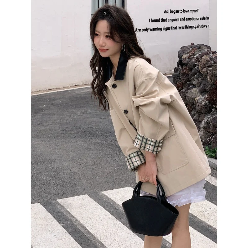 Damen Kurzer Boxy-Trench mit kontrastierendem Revers, kariertem Ärmelbesatz und aufgesetzten Pattentaschen Nord Taschen