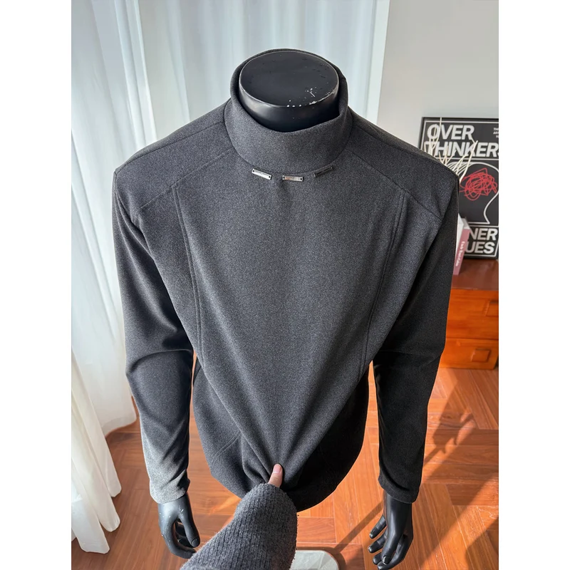 Herren Rollkragen-Feinstrickshirt mit Metallnieten am Kragen und schmaler Silhouette Nord Taschen