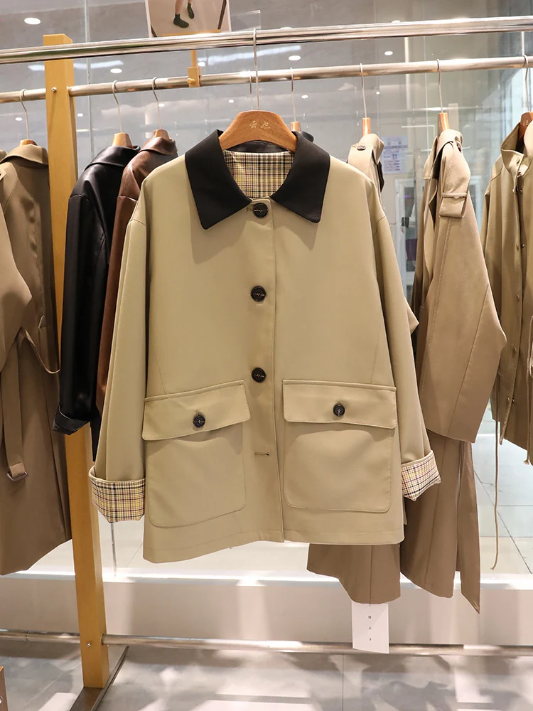 Damen Kurze Trenchjacke mit kontrastierendem Reverskragen und kariertem Futter Nord Taschen