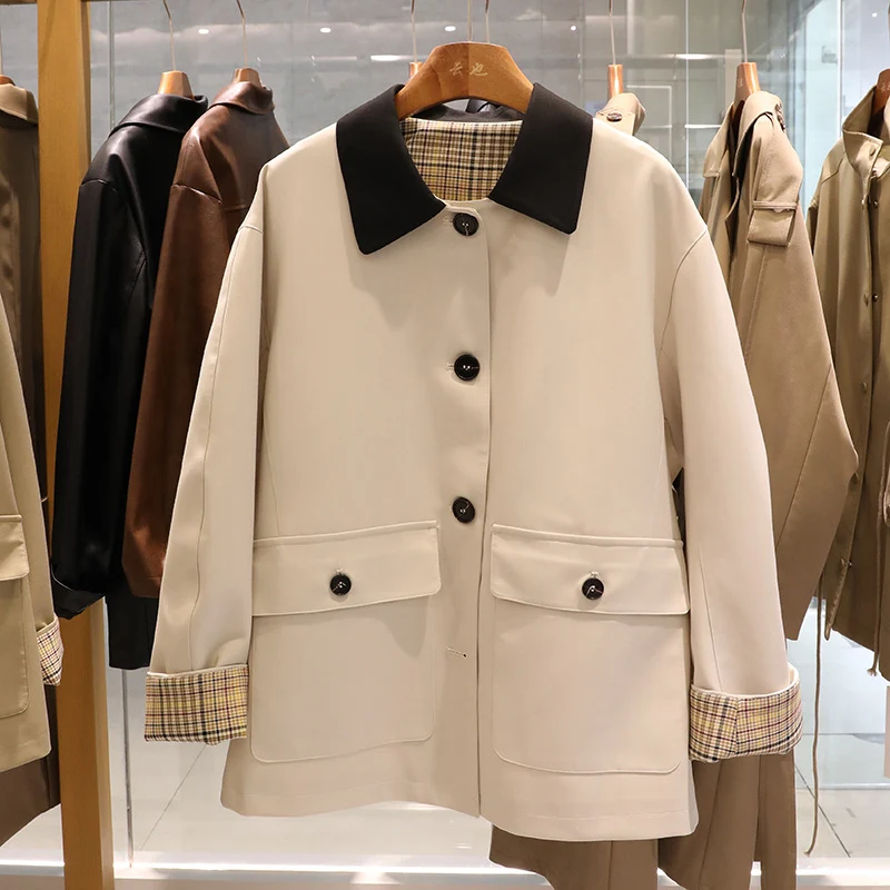 Damen Kurze Trenchjacke mit kontrastierendem Reverskragen und kariertem Futter Nord Taschen