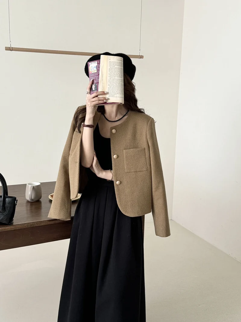 Damen Kurzblazer mit rundem Ausschnitt, Strukturstoff und goldenen Knöpfen Nord Taschen