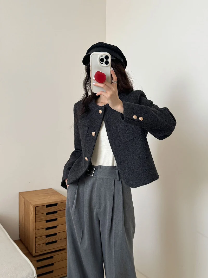 Damen Kurzblazer mit rundem Ausschnitt, Strukturstoff und goldenen Knöpfen Nord Taschen