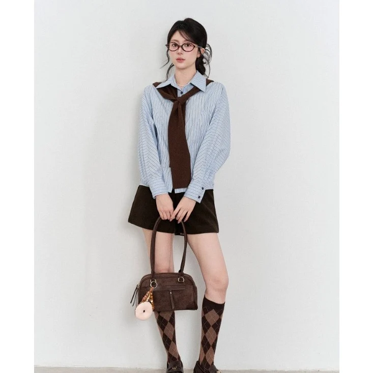 Damen Oversize-Hemdbluse mit feinen Nadelstreifen, weiten Ärmeln und lässigem Saum Nord Taschen