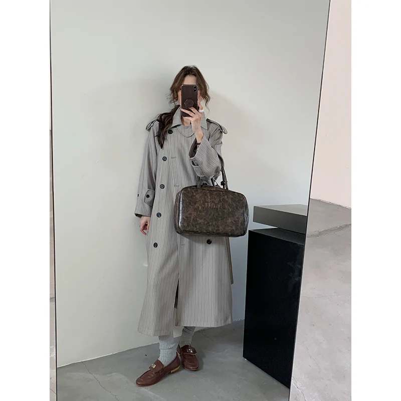 Damen Nadelstreifen-Trench mit kastiger Silhouette, Schulterpatten und verdecktem Bindegürtel Nord Taschen