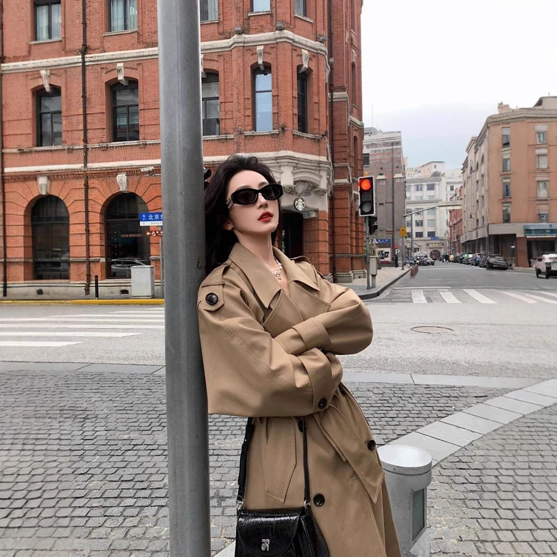 Damen Moderner Boxy-Trenchcoat mit markanter Schulterpartie und Taillengürtel Nord Taschen