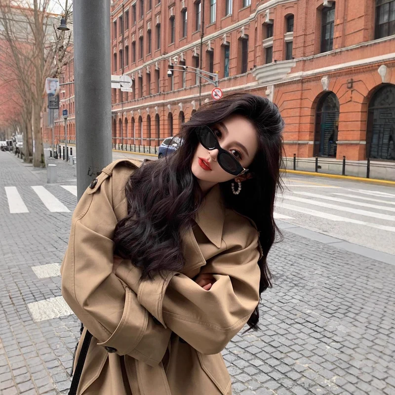 Damen Moderner Boxy-Trenchcoat mit markanter Schulterpartie und Taillengürtel Nord Taschen