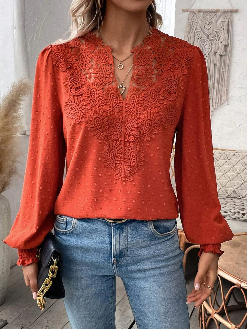 Damen Bluse mit Spitzen‑Plastron, V‑Ausschnitt und ballonartigen Ärmeln Nord Taschen