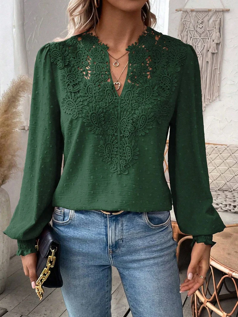 Damen Bluse mit Spitzen‑Plastron, V‑Ausschnitt und ballonartigen Ärmeln Nord Taschen