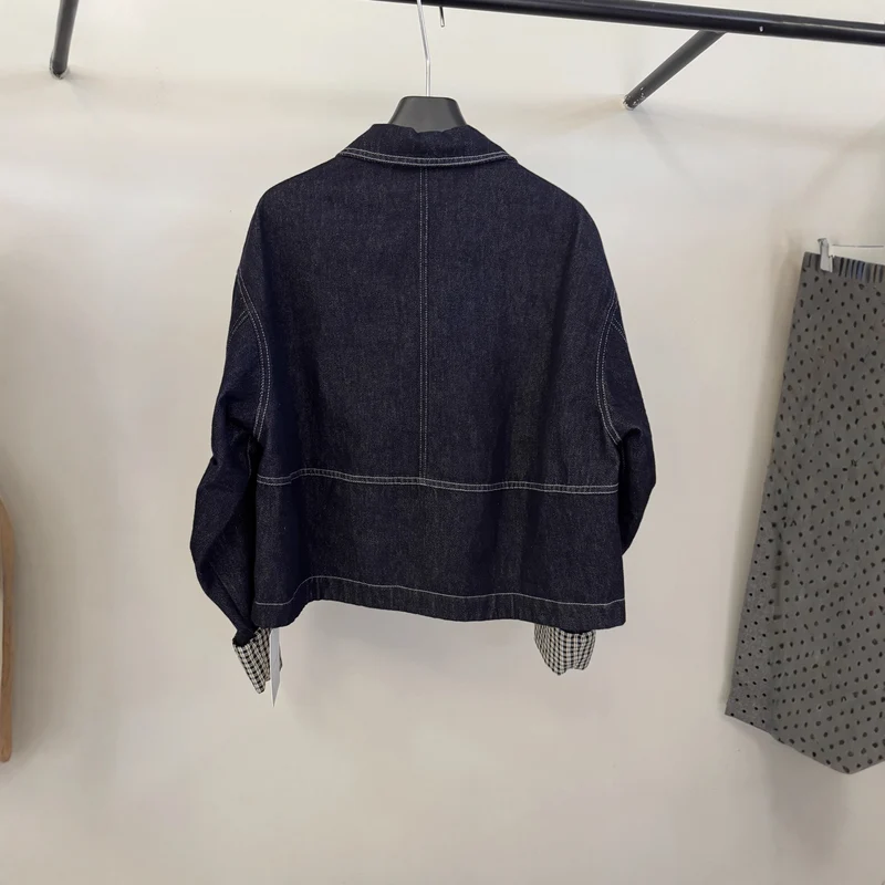 Damen Kurz geschnittene Denimjacke mit kontrastierenden Karomanschetten Nord Taschen