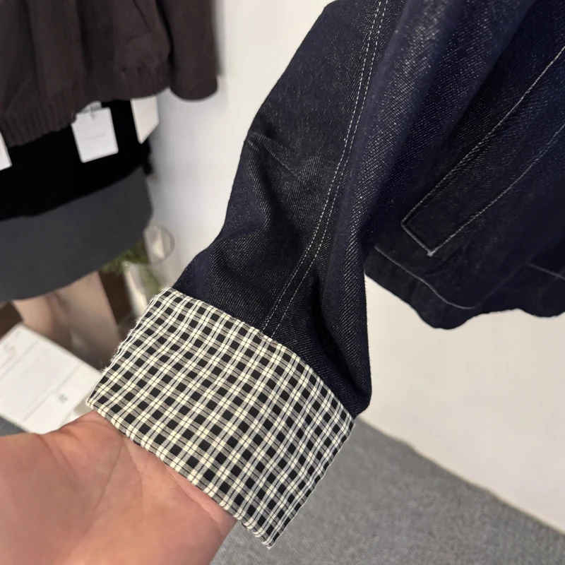 Damen Kurz geschnittene Denimjacke mit kontrastierenden Karomanschetten Nord Taschen