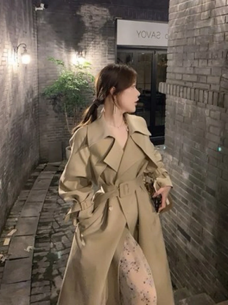 Damen Kastenförmiger Midilanger Trenchcoat mit weichem Fall und verstellbaren Manschetten Nord Taschen