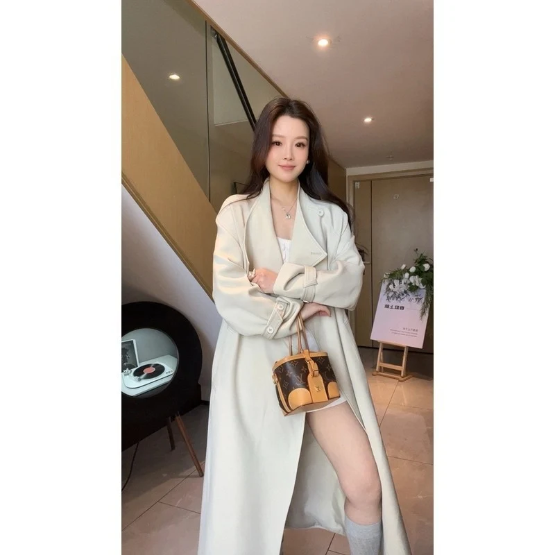 Damen Maxi-Trenchcoat mit Wasserfallkragen und gerafften Ärmeln Nord Taschen