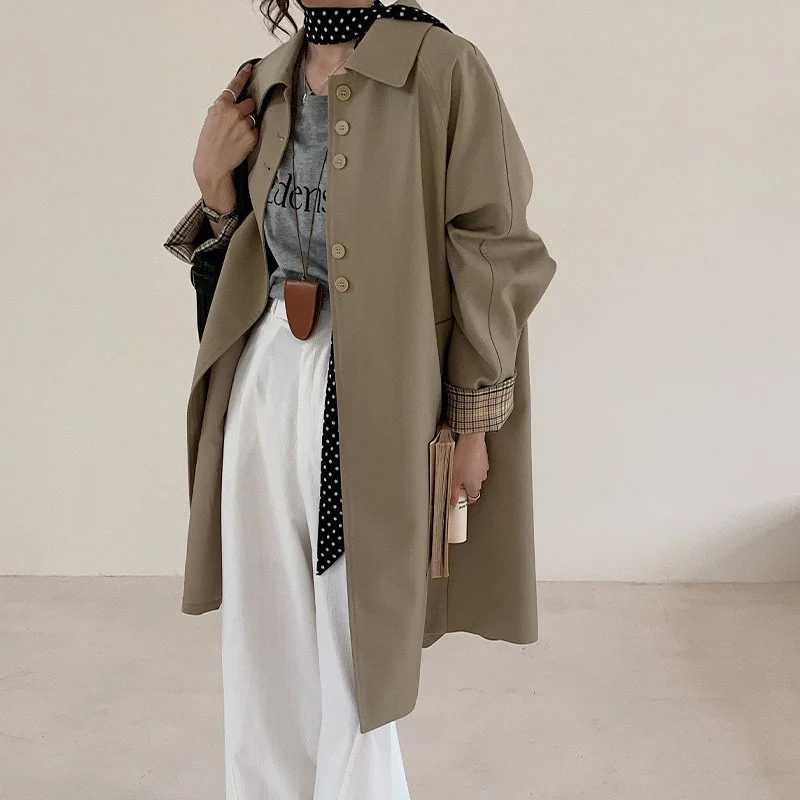 Damen leichter Trenchcoat mit kontrastierten Karomanschetten Nord Taschen