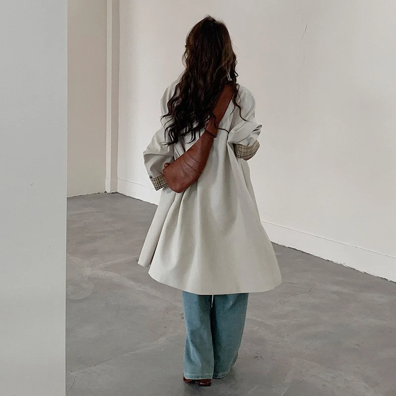 Damen leichter Trenchcoat mit kontrastierten Karomanschetten Nord Taschen