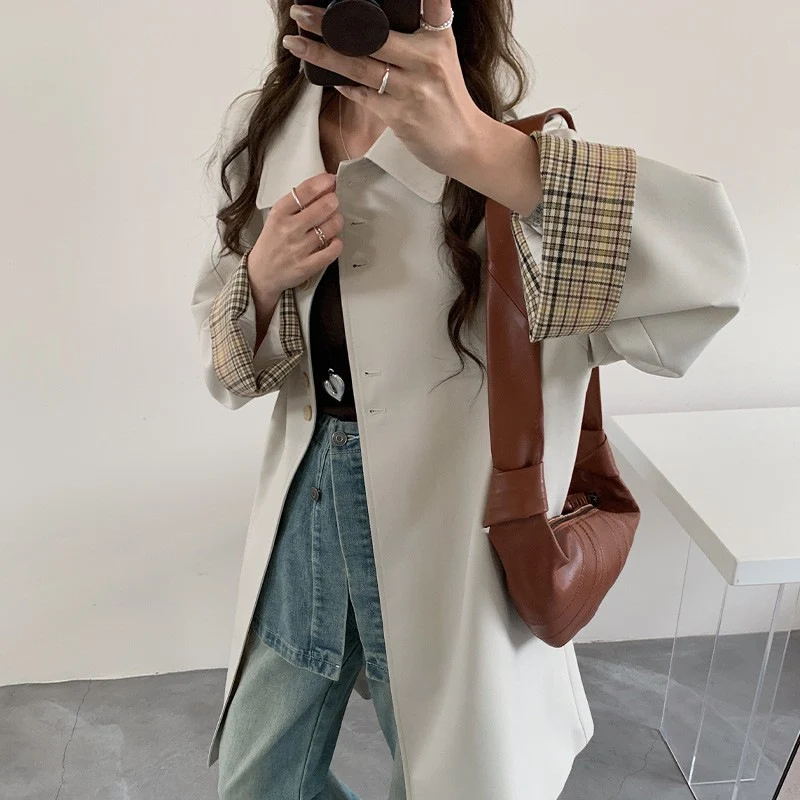Damen leichter Trenchcoat mit kontrastierten Karomanschetten Nord Taschen