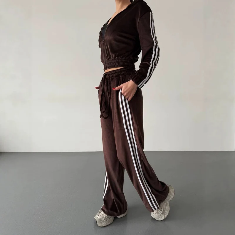 Damen Retro-Samt Trainingsanzug mit seitlichen Streifen, hochgeschnittener Bund und Reißverschluss Nord Taschen