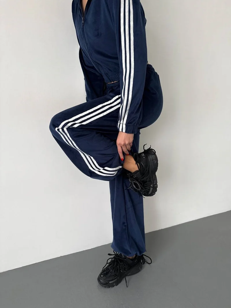 Damen Retro-Samt Trainingsanzug mit seitlichen Streifen, hochgeschnittener Bund und Reißverschluss Nord Taschen