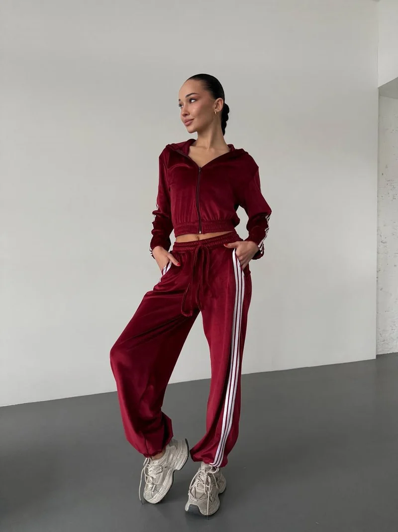 Damen Retro-Samt Trainingsanzug mit seitlichen Streifen, hochgeschnittener Bund und Reißverschluss Nord Taschen