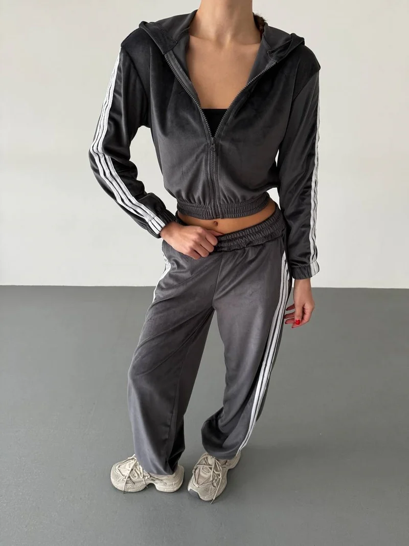 Damen Retro-Samt Trainingsanzug mit seitlichen Streifen, hochgeschnittener Bund und Reißverschluss Nord Taschen