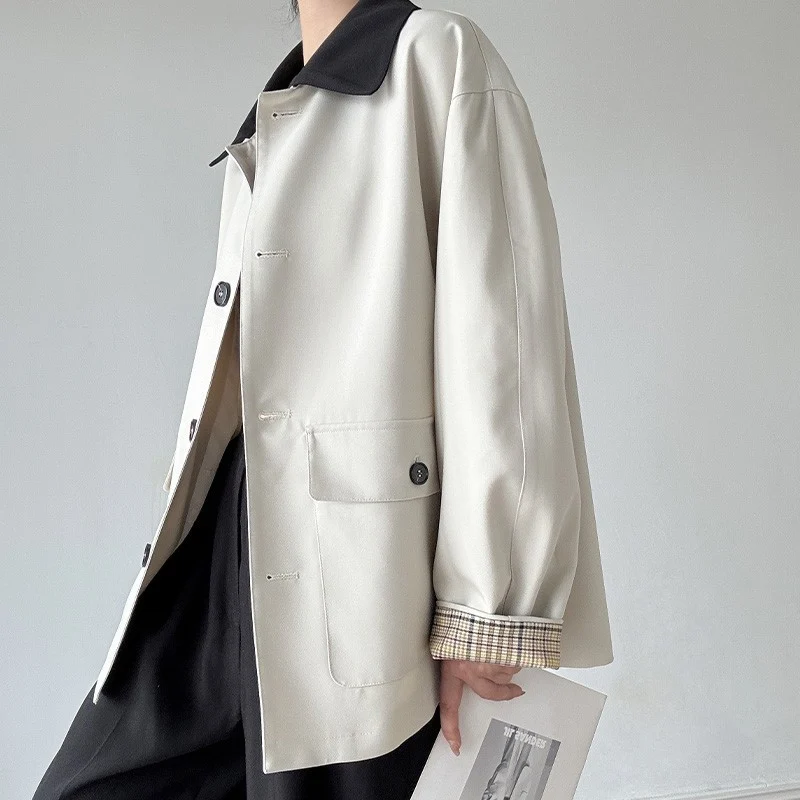 Damen Boxy Kurzjacke im leichten Trenchstil mit Kontrastkragen und kariertem Ärmelaufschlag Nord Taschen