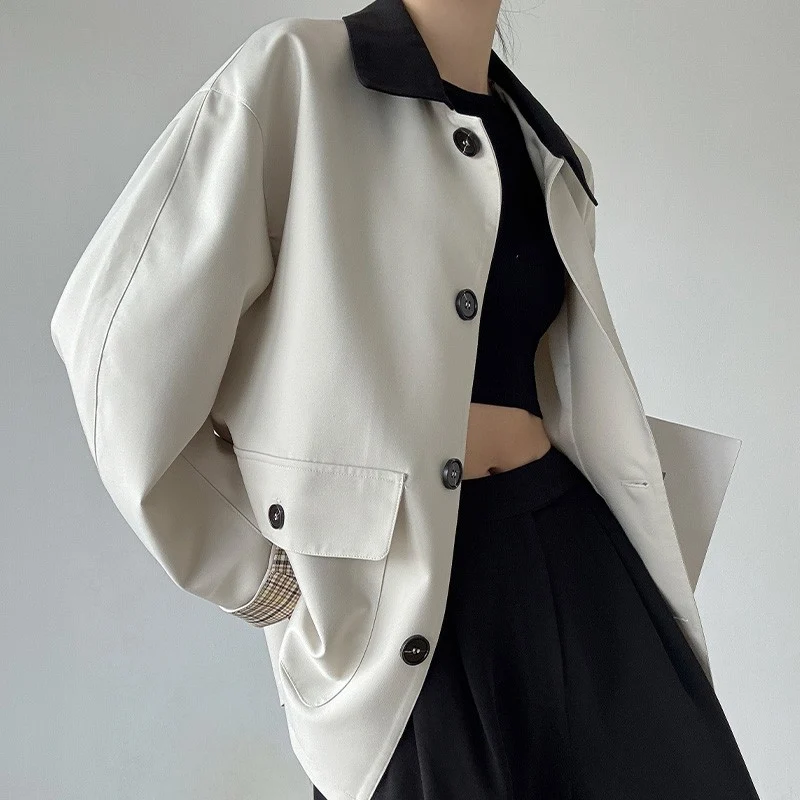 Damen Boxy Kurzjacke im leichten Trenchstil mit Kontrastkragen und kariertem Ärmelaufschlag Nord Taschen