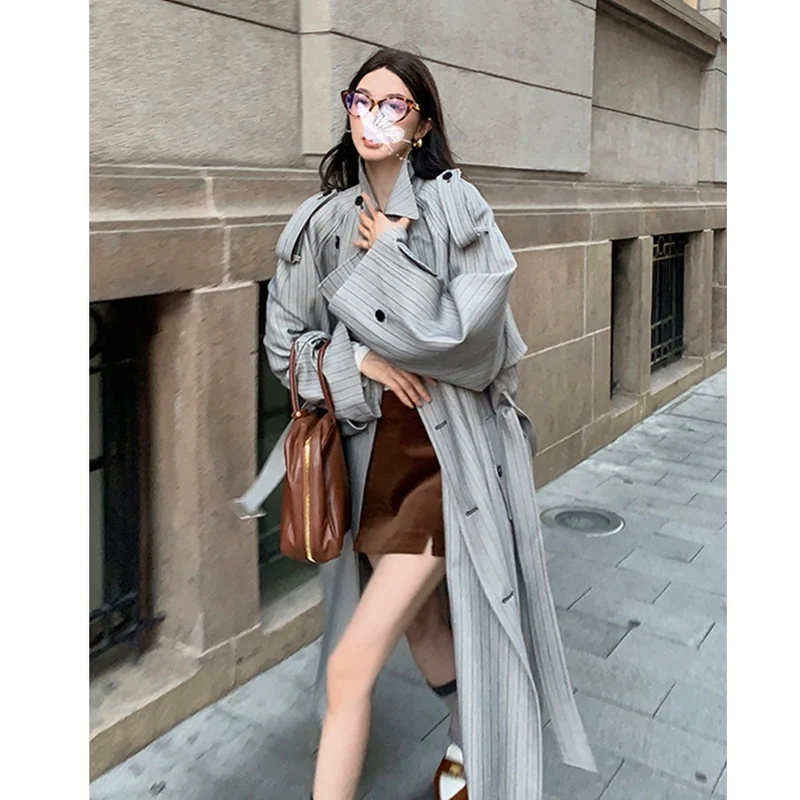 Damen Langer Nadelstreifen-Trenchcoat mit Bindegürtel Schulterpatten und ausgestelltem Saum Nord Taschen