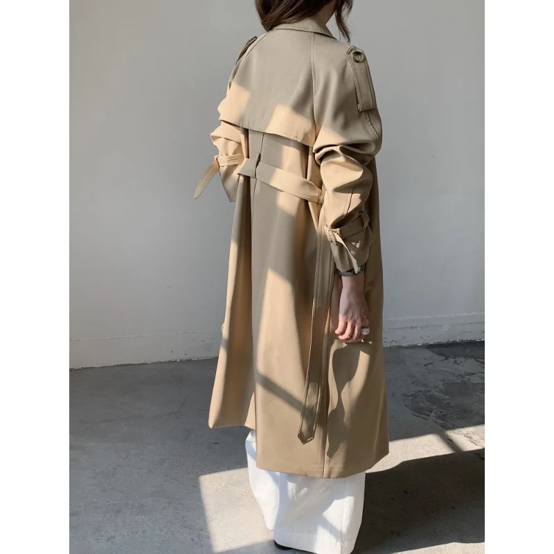 Damen langer doppelreihiger Trenchcoat mit Schulterklappen und Taillengürtel Nord Taschen