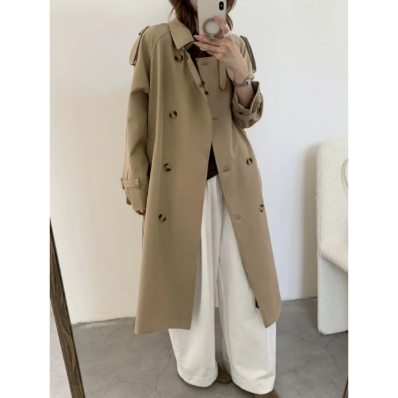 Damen langer doppelreihiger Trenchcoat mit Schulterklappen und Taillengürtel Nord Taschen