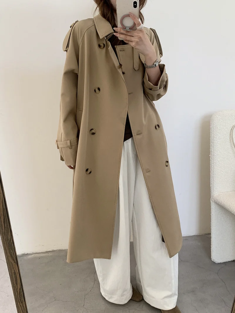 Damen langer doppelreihiger Trenchcoat mit Schulterklappen und Taillengürtel Nord Taschen
