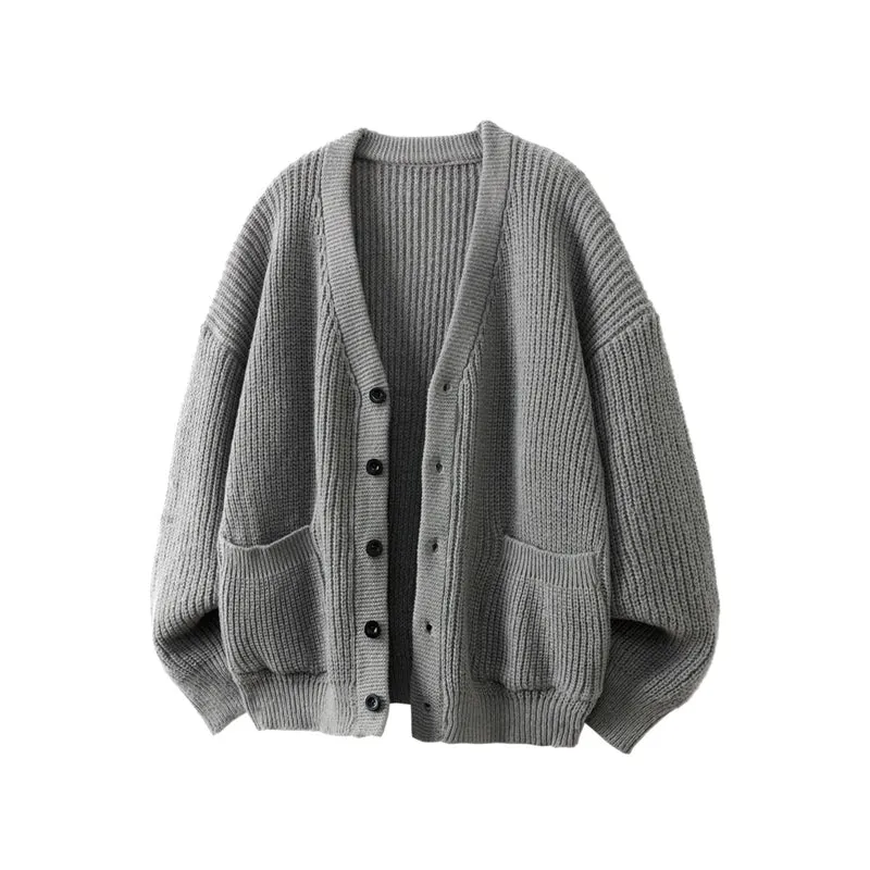 Unisex Oversize Grobstrick-Cardigan mit V-Ausschnitt, Knopfleiste und aufgesetzten Taschen Nord Taschen