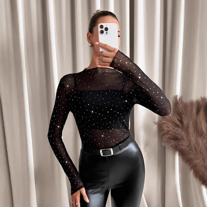 Damen transparentes Langarm-Netzshirt mit Strassapplikationen und integriertem Untertop