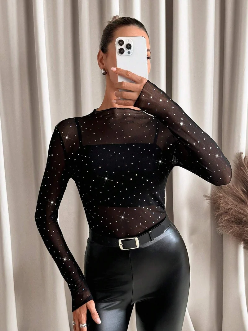 Damen transparentes Langarm-Netzshirt mit Strassapplikationen und integriertem Untertop
