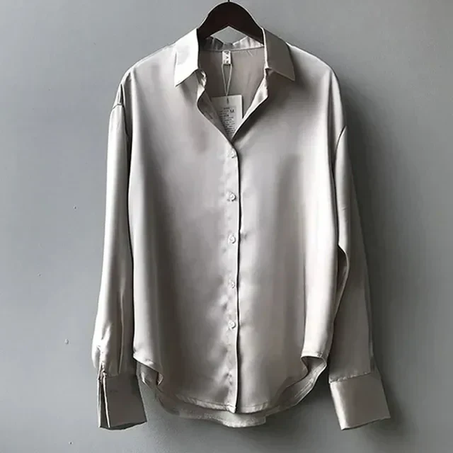 Lässige locker sitzende Satinbluse