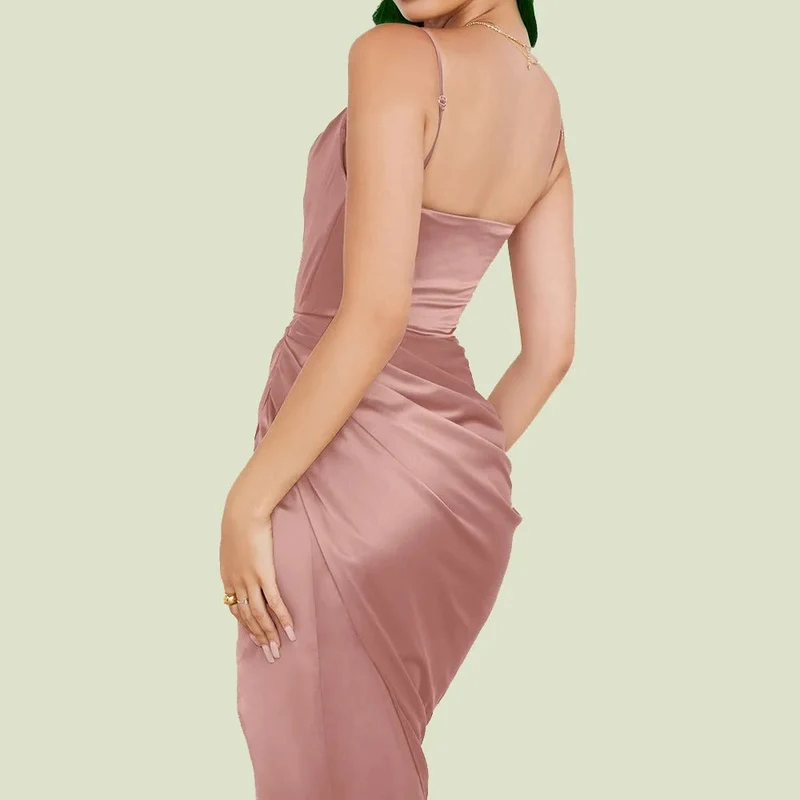 Kleid aus Satin mit Volants und schmalen Trägern