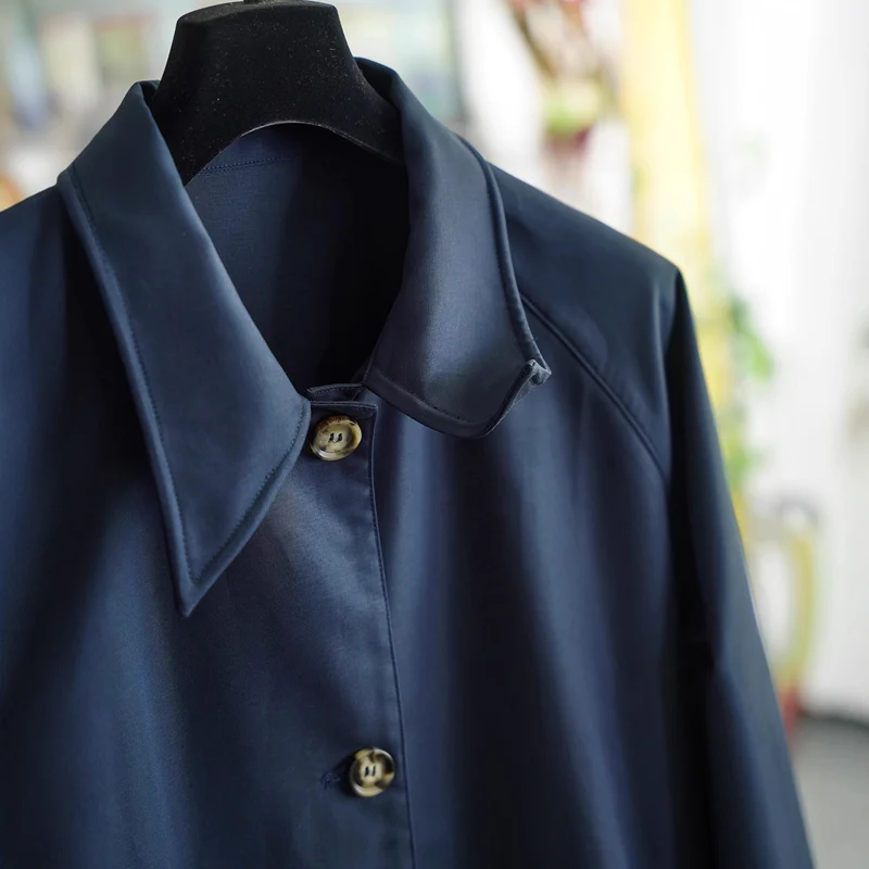Damen Eleganter Trenchcoat mit Kontrastdetails Nord Taschen