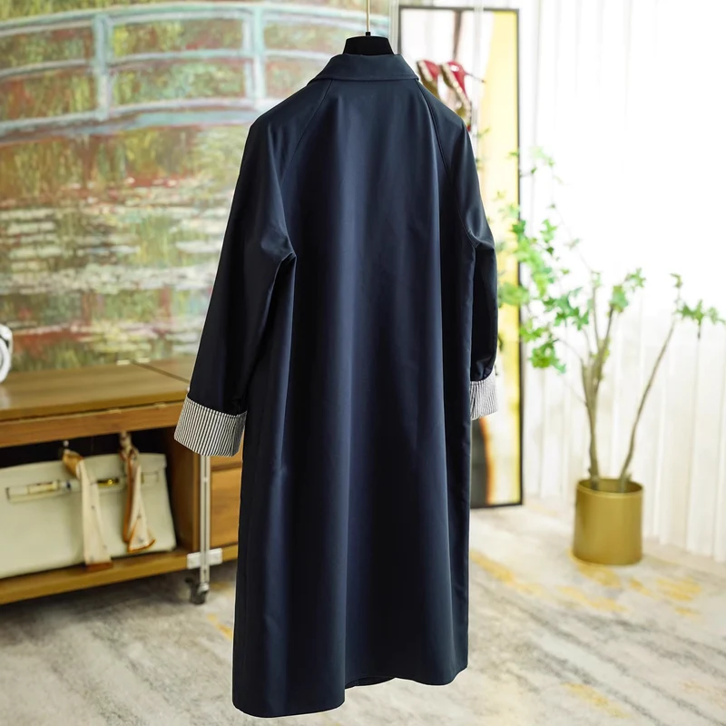 Damen Eleganter Trenchcoat mit Kontrastdetails Nord Taschen