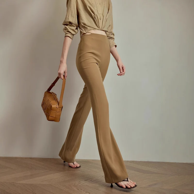 Damen Elegante und figurbetonte Flared-Hosen Nord Taschen