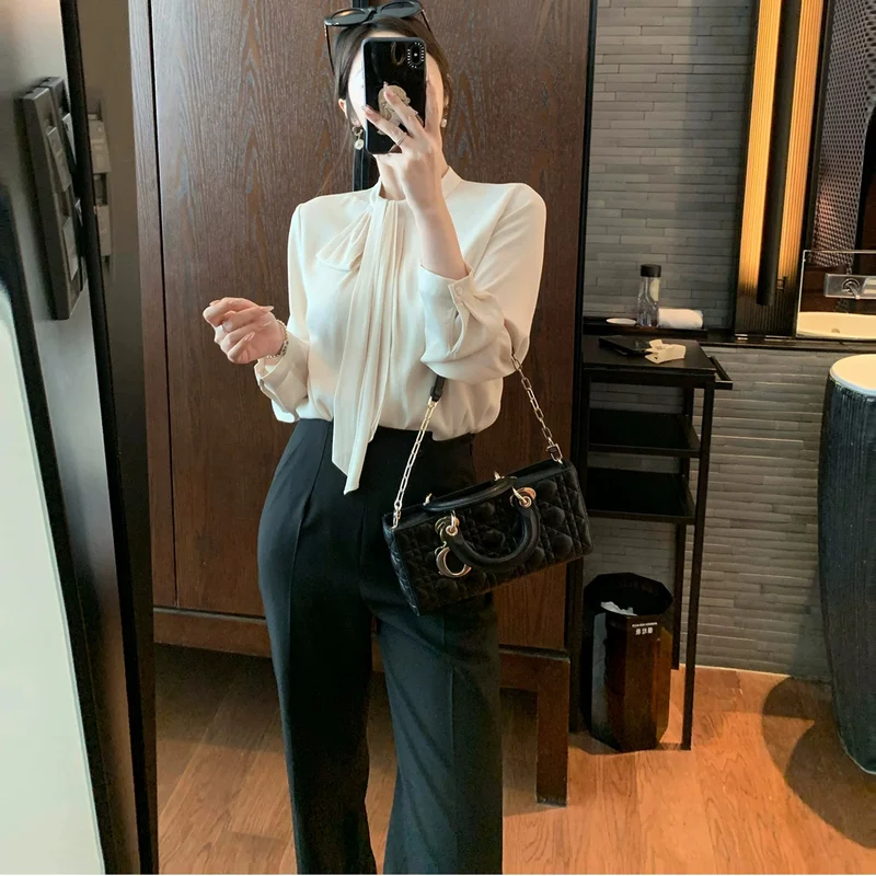 Damen Elegante und figurbetonte Bluse mit Schleifendetail Nord Taschen